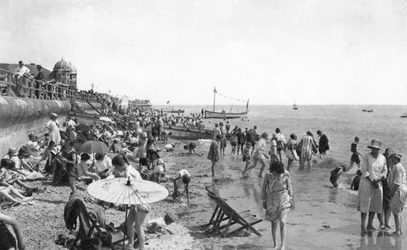 Lomailijat Bognor Regisin merenrannalla, West Sussex, 1900-1920-luvut