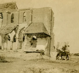 Hevoset laiduntavat lähellä rauniokirkkoa, Frise, Pohjois-Ranska, c1914-c1918