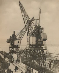 Valtavat ajoneuvonosturit Tilburyssa Heiluttavat lastia aluksen ruumasta, c1935.