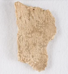Kaiverrettu luufragmentti oraakkeliluu, myöhäinen Shang-dynastia, n. 1300-1050 eaa.