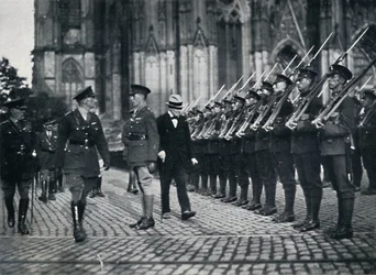 Joukkojen tarkastus Kölnin tuomiokirkon juurella, 1919, 1945