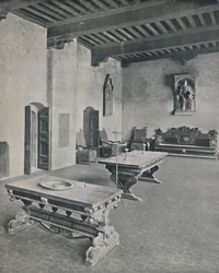 Sisustus Palazzo Davanzati, Firenze. Kahdella 1500-luvun pöydällä, 1928