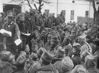 Lippujen myöntäminen muutaman päivän lomalle kotona haavoittuneille Serbian joukoille Nishissä, 1915