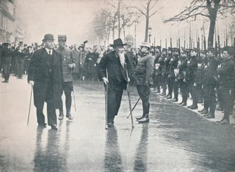 Italialainen veteraani, kenraali Ricciotti Garibaldi ranskalaisten värvättyjen katsauksessa Pariisissa, 1914