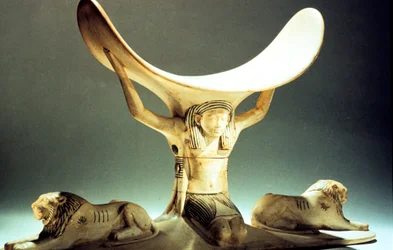 Norsunluinen niskatuki hahmolla, muinainen egyptiläinen, 18. dynastia, n. 1325 eaa.