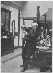 James Dewar, skotlantilainen kemisti ja fyysikko laboratoriossaan, vuonna 1890