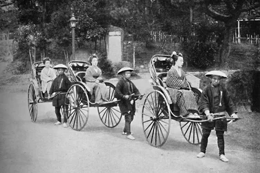 Japanilaiset naiset riksoissa, joita on piirtänyt coolien piirtämä, 1902