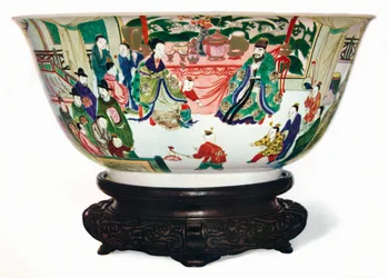 Kangxi Period Famille Verte kulho, jossa on kohtaus keisarillisesta hovista, kiina, c1705