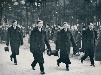 Kuningas Edward VIII ja hänen kolme veljeään seuraavat asevaunuja, 1936