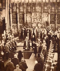 Kuningas Edward VIII ripottelee maata isänsä arkun päälle, 1936.