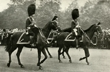 Kuningas George ratsastaa edesmenneen kuningas George V:n ja Walesin prinssin kanssa, 1928, 1937.