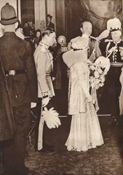Kuningas Yrjö VI ja kuningatar Elisabet poistuvat kruunajaisten kunniaksi järjestetyltä lounaalta, 1937