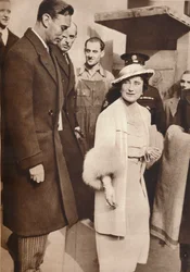 Kuningas Yrjö VI ja kuningatar Elisabet poistuvat kruunajaistensa harjoituksista, 1937