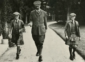 Kuningas Yrjö VI ja entinen kuningas Edward VIII sekä Hansel, heidän opettajansa, 1911, 1937.