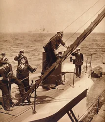Kuningas George V kelluu laivastonsa kanssa, 1910-luku 1935