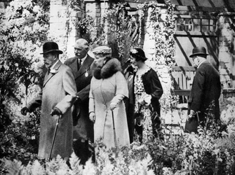 Kuningas Yrjö V ja kuningatar Mary Chelsean kukkanäyttelyssä Lontoossa 1930-luvulla