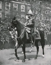 Kuningas Yrjö V isänsä kuningas Edward VII:n hautajaisissa Lontoossa 20. toukokuuta 1910.