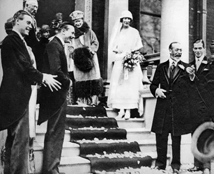 Kuningas Yrjö V toivottaa prinsessa Maudille hyviä toiveita, kun tämä lähtee häämatkalleen vuonna 1923