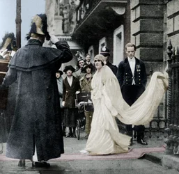 Lady Elizabeth Bowes-Lyon matkalla naimisiin Westminster Abbeyssa, 26. huhtikuuta 1923, 1937