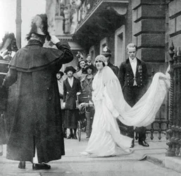 Lady Elizabeth Bowes-Lyon matkalla naimisiin Westminster Abbeyssa, 26. huhtikuuta 1923, 1937