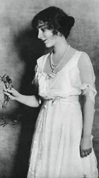 Lady Elizabeth Bowes-Lyon punaisella neilikalla, 1923, 1937