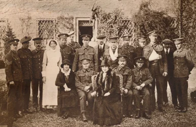 Lady Elizabeth Strathmoren kreivitärten ja toipuvien haavoittuneiden sotilaiden kanssa, 1916