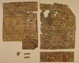 Lampat, joissa on vastakkain olevia sfinksejä pyörteissä, Saint Bernard Calvon haudasta, 1200-1243.