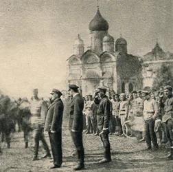 Lenin arvioi Moskovan ensimmäisen Neuvostoliiton konekiväärikoulun valmistuneiden 11. ryhmän i