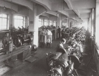 Linssien käsittely Optical Mechanical Associationin tehtaalla Pietarissa, 1916