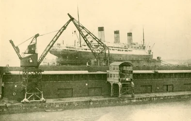 Majesticin 56 551 tonnin nostaminen kelluvalla telakassa Southamptonissa vuonna 1930.
