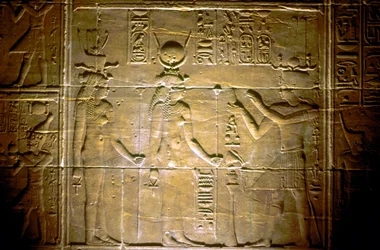 Muinaisen egyptiläisen Philaen temppelin kalkkikivirelief
