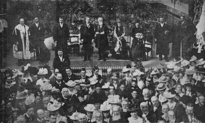 Lord Strathcona avaa vapaakirkkobasaarin kotikaupungissaan Forresissa, 1900