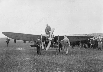 Louis Blériot teki ensimmäisen onnistuneen lennon Englannin kanaalin yli vuonna 1909