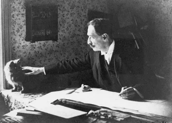 Louis Wain piirustuspöydällään, 1890-luku