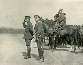 M. Kerensky tervehtii joukkoja, heinäkuu 1917, 1919.