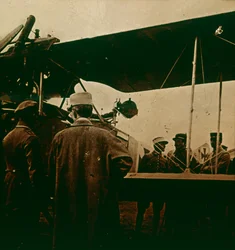 Konekivääri asennettu kaksitasoon, pakoputki ylöspäin, c1914-c1918