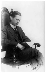 Mies istuu tuolilla ja lukee kirjaa, 1918