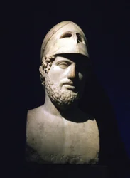 Perikleen marmorinen muotokuvapysti (Perikles), ateenalainen valtiomies (noin 490-429 eKr.). Roomalainen, 2. vuosisata eKr. (veistoksen sanotaan olevan peräisin Hadrianuksen huvilasta Tivolissa, Laziossa, Italiassa)