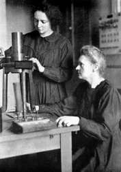 Marie Curie, puolalainen ranskalainen fyysikko ja hänen tyttärensä Irene, 1925