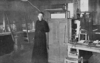 Marie Curie, puolalaissyntyinen ranskalainen fyysikko, laboratoriossa, 1912