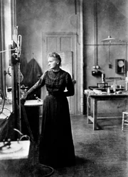 Marie Curie, puolalainen ranskalainen fyysikko laboratoriossa, 1912