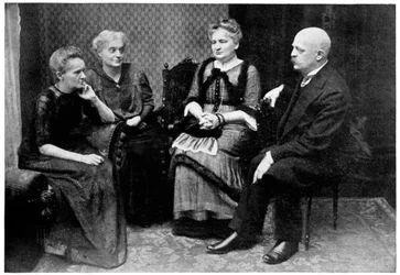 Marie Curie, puolalaissyntyinen ranskalainen fyysikko perheensä kanssa Varsovassa, Puolassa, 1912