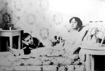 Mathilde Kschessinska, venäläinen primabalerina poikansa Volodjan kanssa, 1910