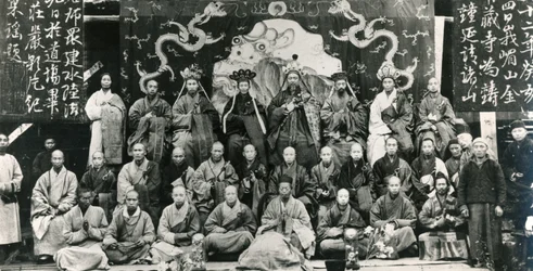 Buddhalaisen luostarin esimiesten kokous Kiinassa, 1800-luvun lopulla (m/v kuva)