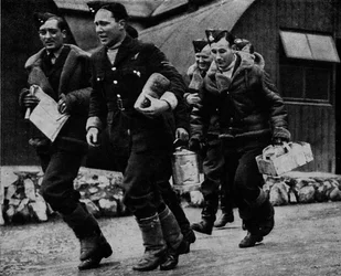 RAF:n jäsenet valmiina toimintaan toisen maailmansodan aikana, c1940 1943