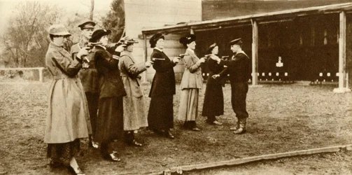 WRNS:n jäseniä revolveriharjoituksissa 1915, 1935.