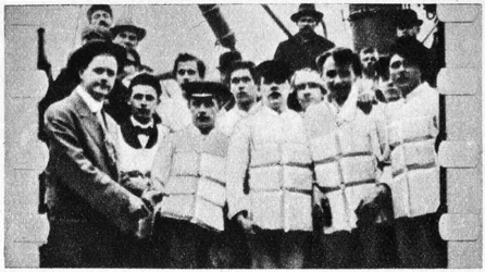 Titanicin miehistön jäsenet pelastusliiveissään, 1912