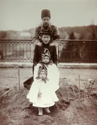 Herttua Fjodor Uvarovin perheen jäsenet maatilallaan Poretšjessä, Venäjällä, 1880-luku