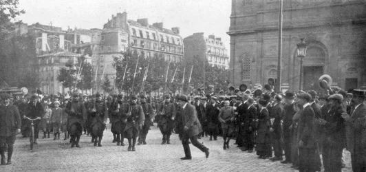 Mobilisoidut ranskalaiset joukot marssivat Pariisissa, Ranskassa, elokuussa 1914