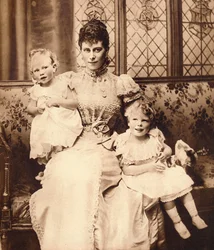Äiti ja pojat, 1899 1935